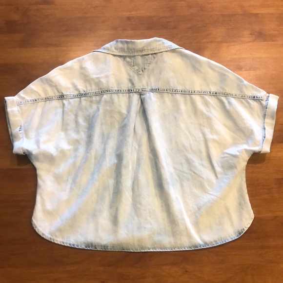 VOLCOM Women’s Light Wash Denim Button Up Slightly Cropped Shirt Size S ☀️ - Picture 5 of 6